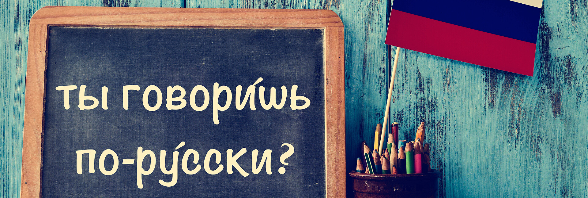 Kreidetafel mit der Frage "Sprechen Sie russisch?", in russischer Sprache geschrieben geschrieben