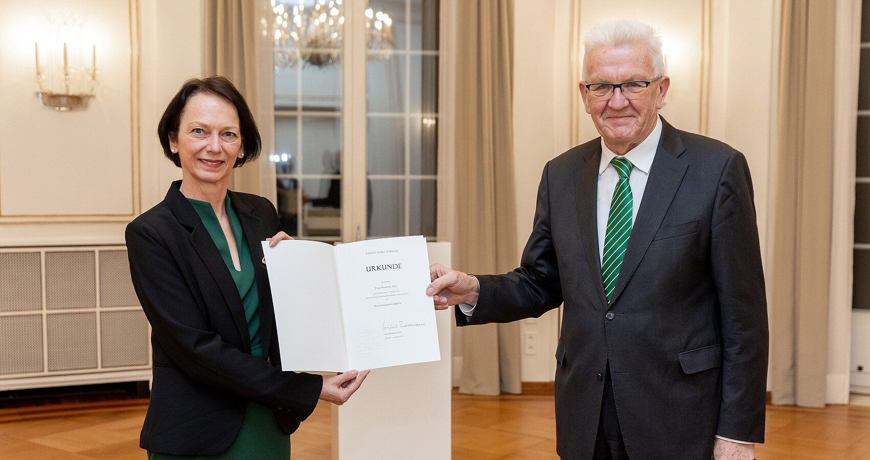 Urkundenübergabe an neue Stuttgarter Regierungspräsidentin