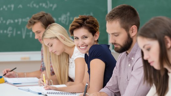 Junge Menschen bei der Weiterbildung in der Schule