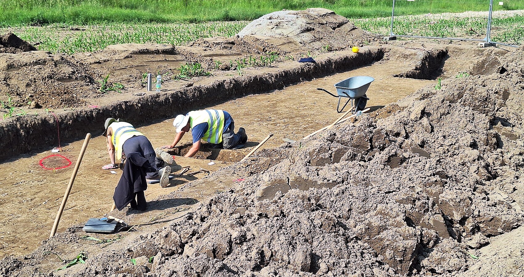 Das Foto zeigt zwei Männer bei archäologischen Grabungsarbeiten