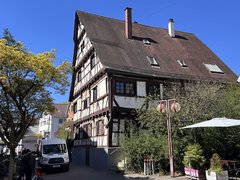 Bild zeigt Seitenansicht von Gebäude in 70563 Stuttgart-Vaihingen, Rathausplatz 3