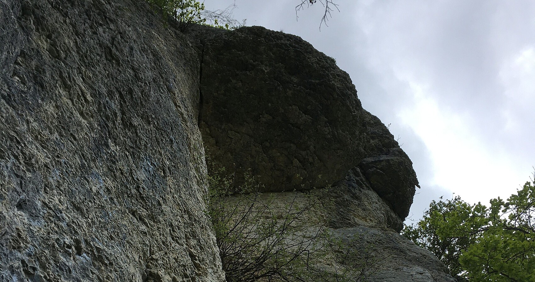 Man sieht Fels oberhalb der Placidus-Hütte