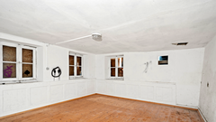 Bild zeigt ehemaligen Wohnraum mit weißen Wänden und Parkettboden im Erdgeschoss | 88521 Ertingen, Freihof 4 | Verkäufliches Kulturdenkmal im Landkreis Biberach