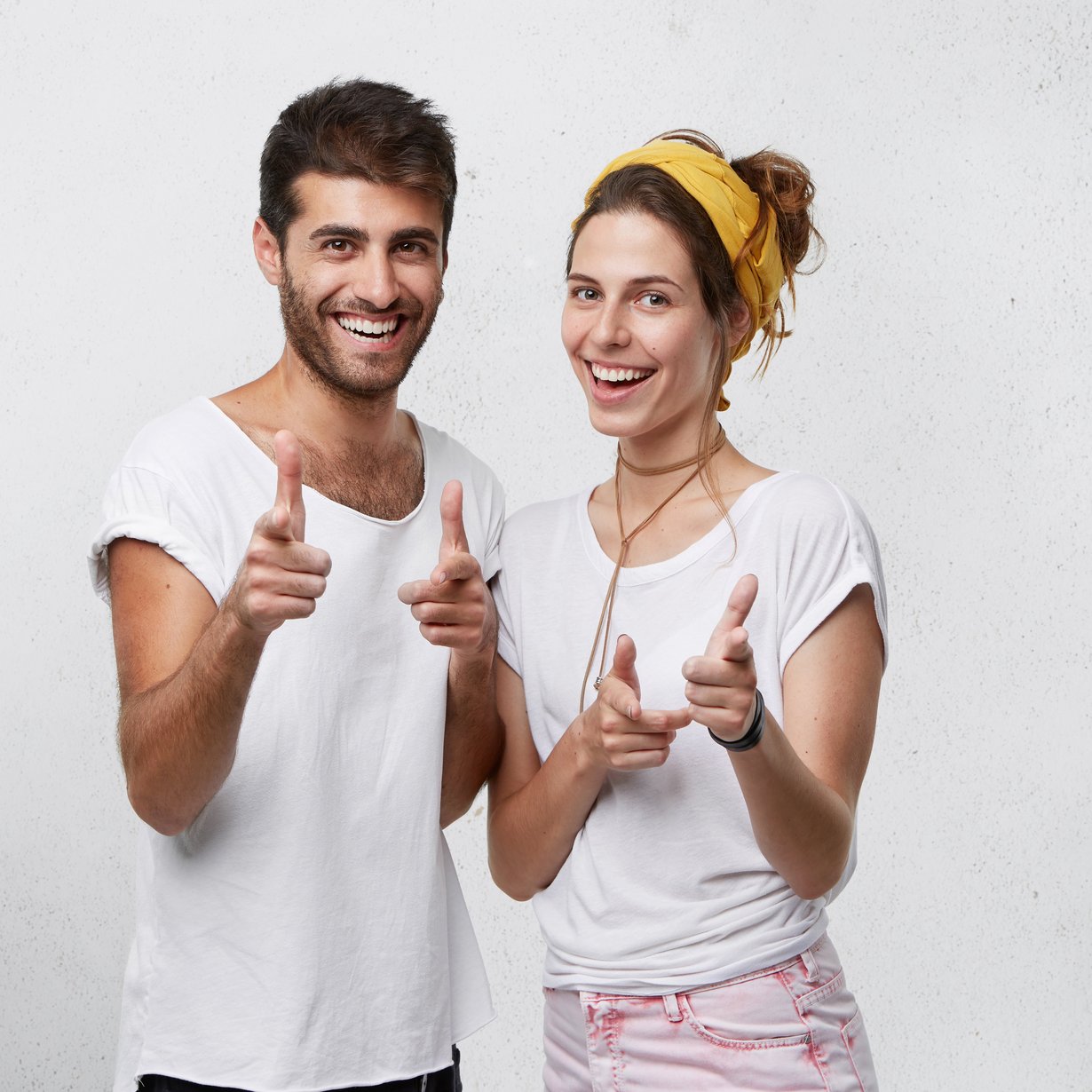 Mann und Frau halten Daumen nach oben