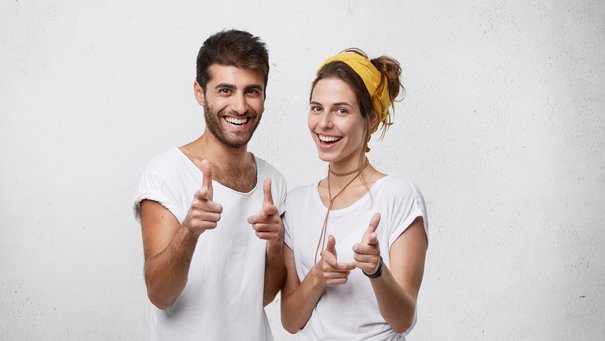 Mann und Frau halten Daumen nach oben