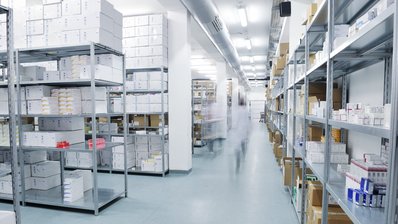 Blick in eine Lagerhalle für Arzneien