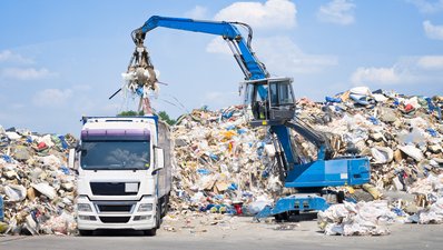 LKW lädt Altpapier auf Deponie ab