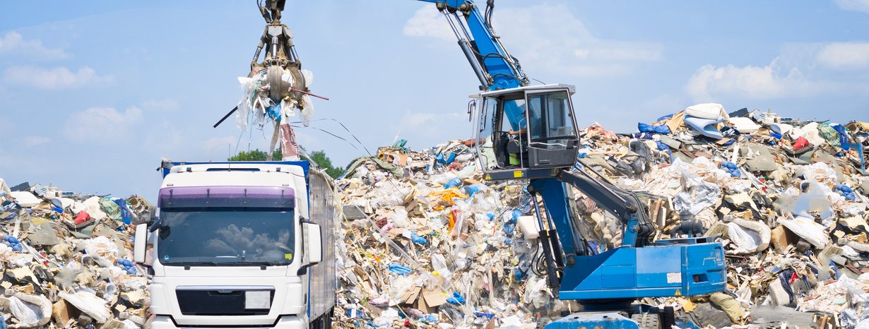 LKW lädt Altpapier auf Deponie ab