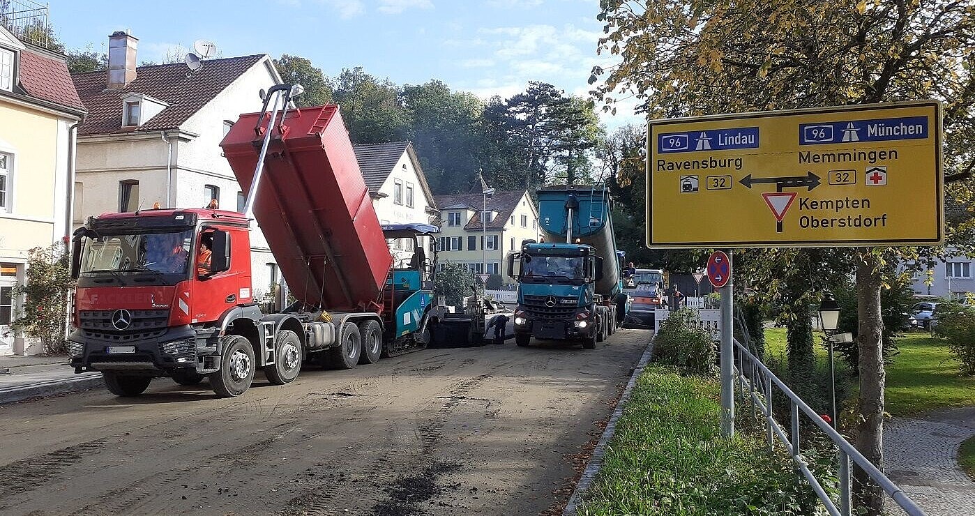Sanierung der L 320 in der Ortsdurchfahrt von Wangen; man sieht Baustellenfahrzeuge und die Häuser und die aufgerissene Straße