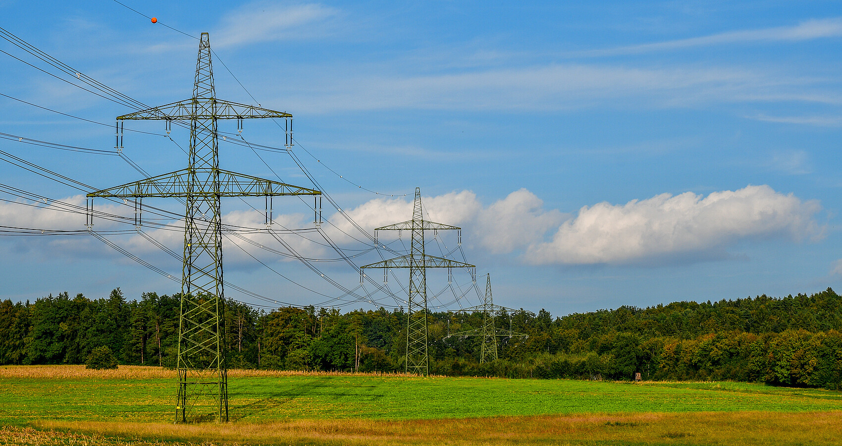 Hochspannungsleitung 380 kV in der Landschaft