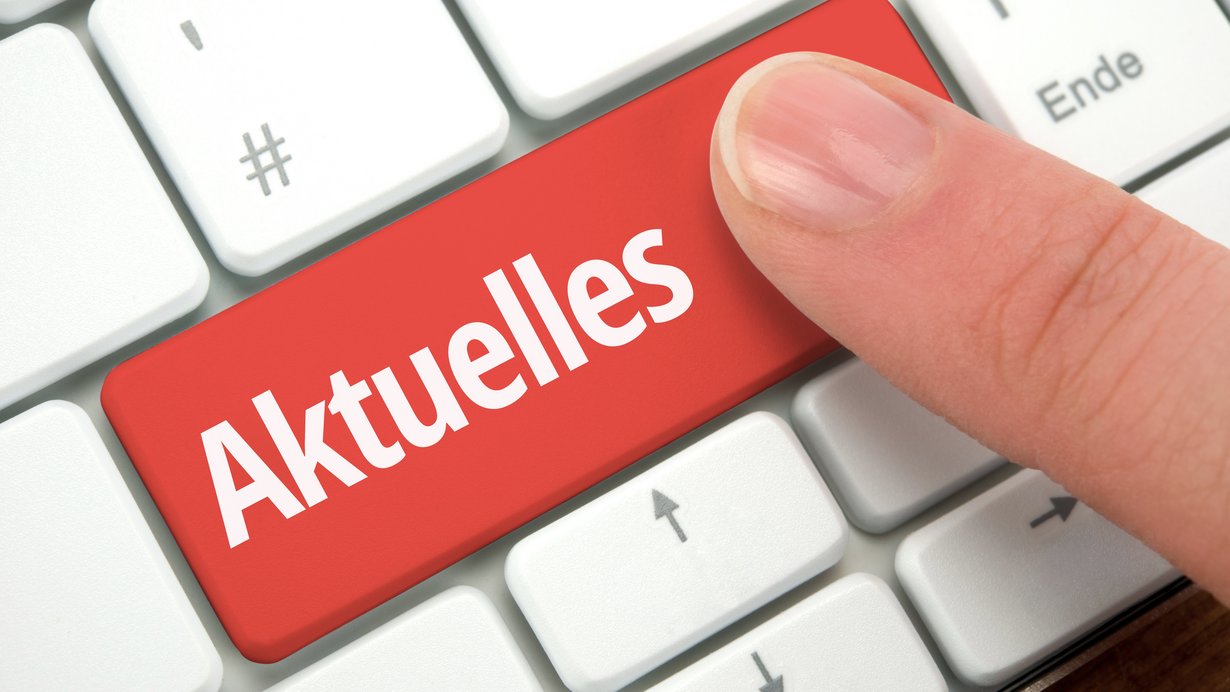 Rotes Feld auf einer Tastatur mit der Aufschrift "Aktuelles"