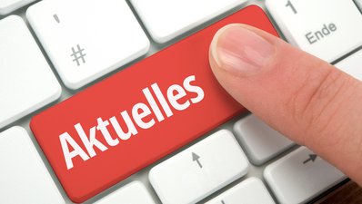 Rotes Feld auf einer Tastatur mit der Aufschrift "Aktuelles"