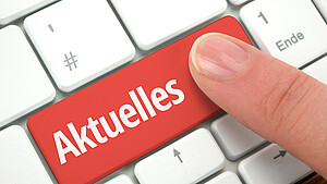 Rotes Feld auf einer Tastatur mit der Aufschrift "Aktuelles"