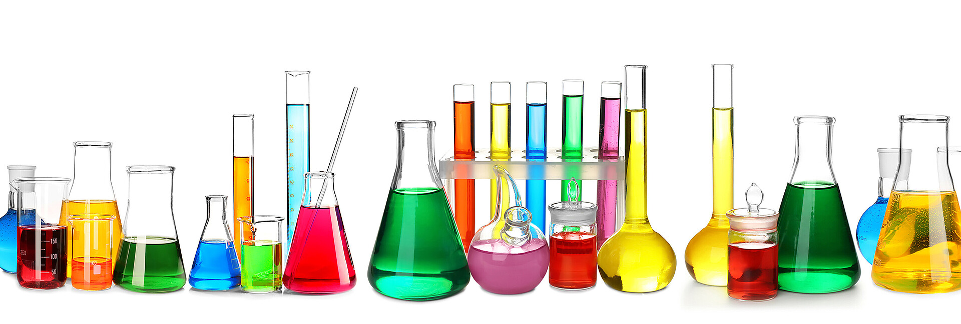 Laborgläser in unterschiedlichen Größen und Farben auf weißem Hintergrund