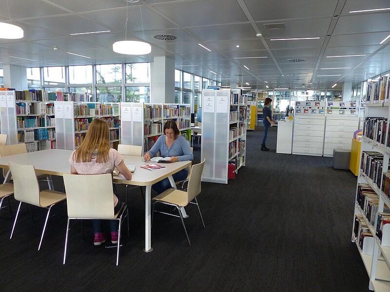 Arbeitsplätze in der Bibliothek/Mediothek im Kreisberufschulzentrum Biberach