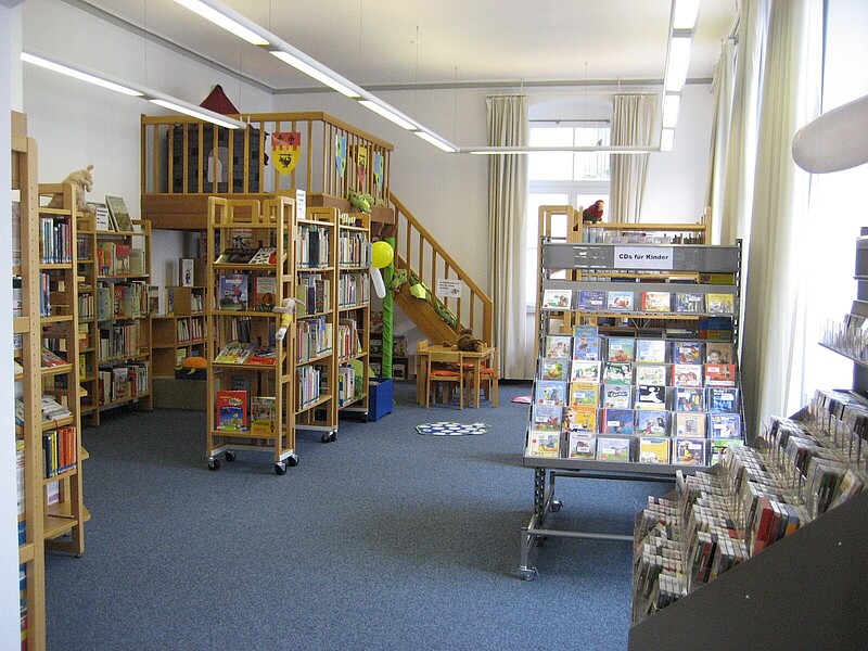 Kinderbereich mit Spielturm in der Stadtbibliothek "Alte Schule" Sigmaringen