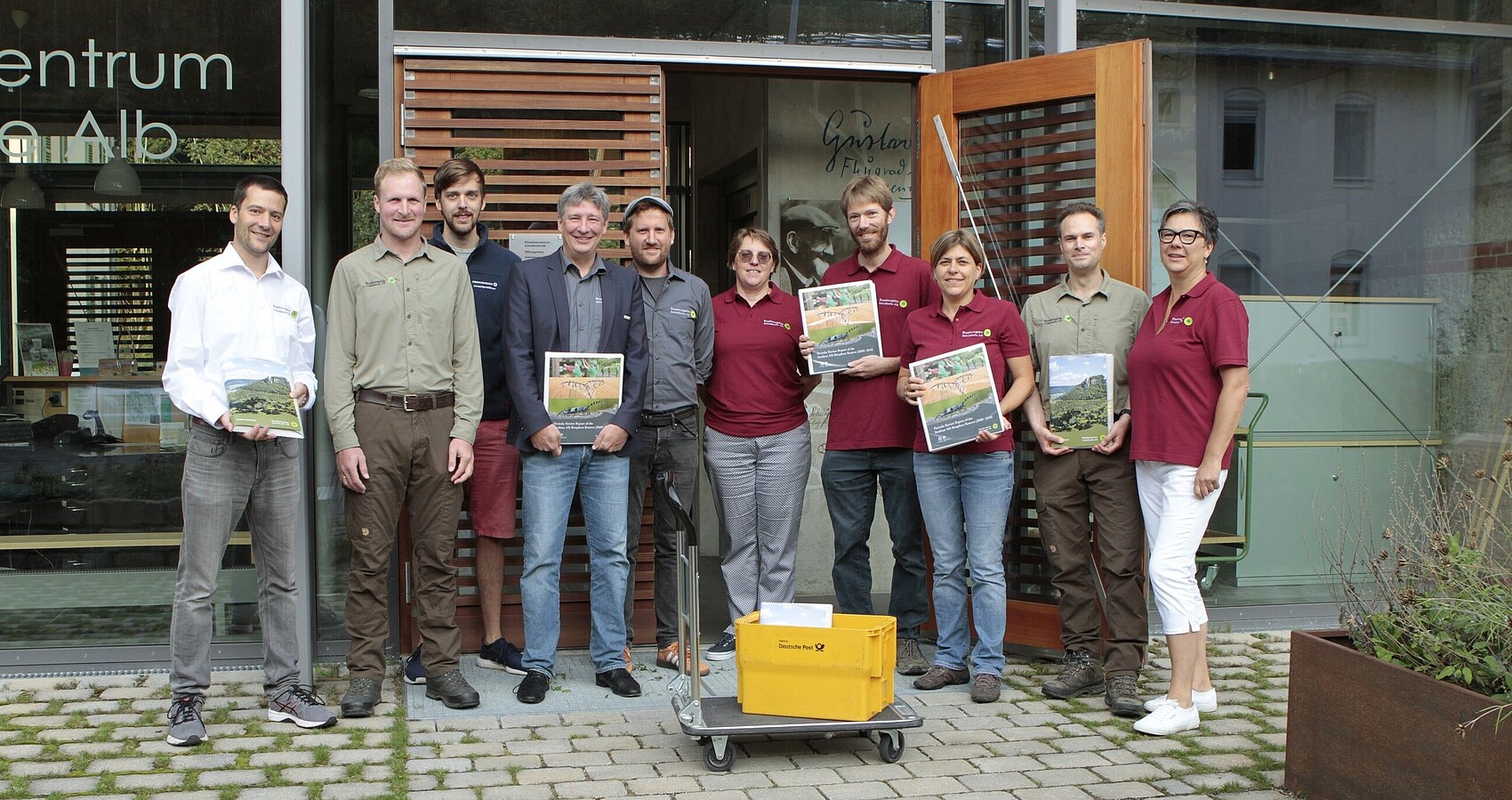 Gruppenbild vor dem Biosphärenzentrum Schwäbische Alb bei der Abgabe des Evaluierungsberichts