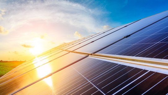 Photovoltaikanlage mit Sonne