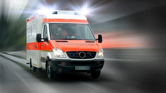 Rettungsdienstfahrzeug mit Blaulicht