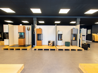 Auf diesem Bild sehen Sie mehrere Ofen in einer Ausstellung. 