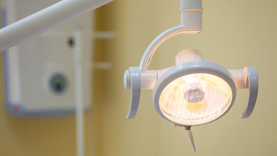 Bild zeigt Behandlungslampe in einer Zahnarztpraxis