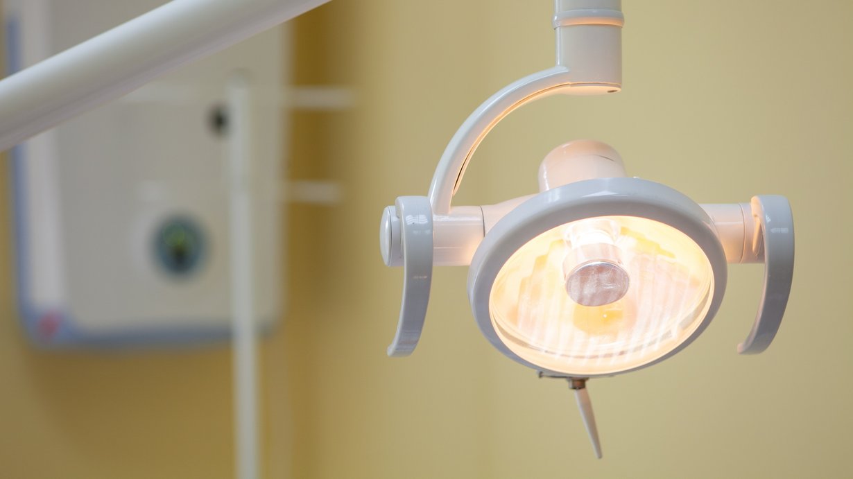 Bild zeigt Behandlungslampe in einer Zahnarztpraxis