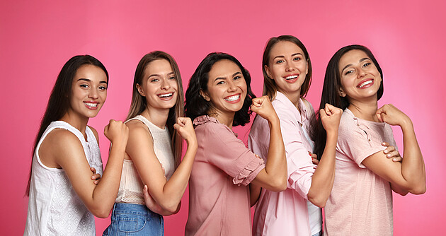 Fünf Mädchen vor pinkfarbenem Hintergrund