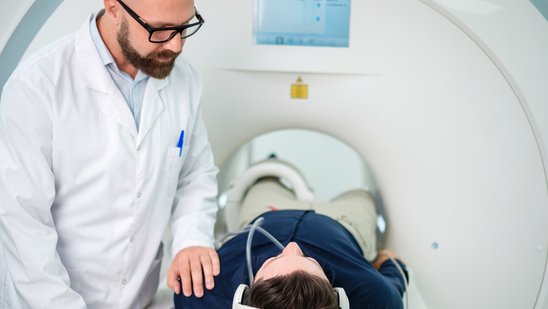 Radiologe mit Patienten bei einer MRT