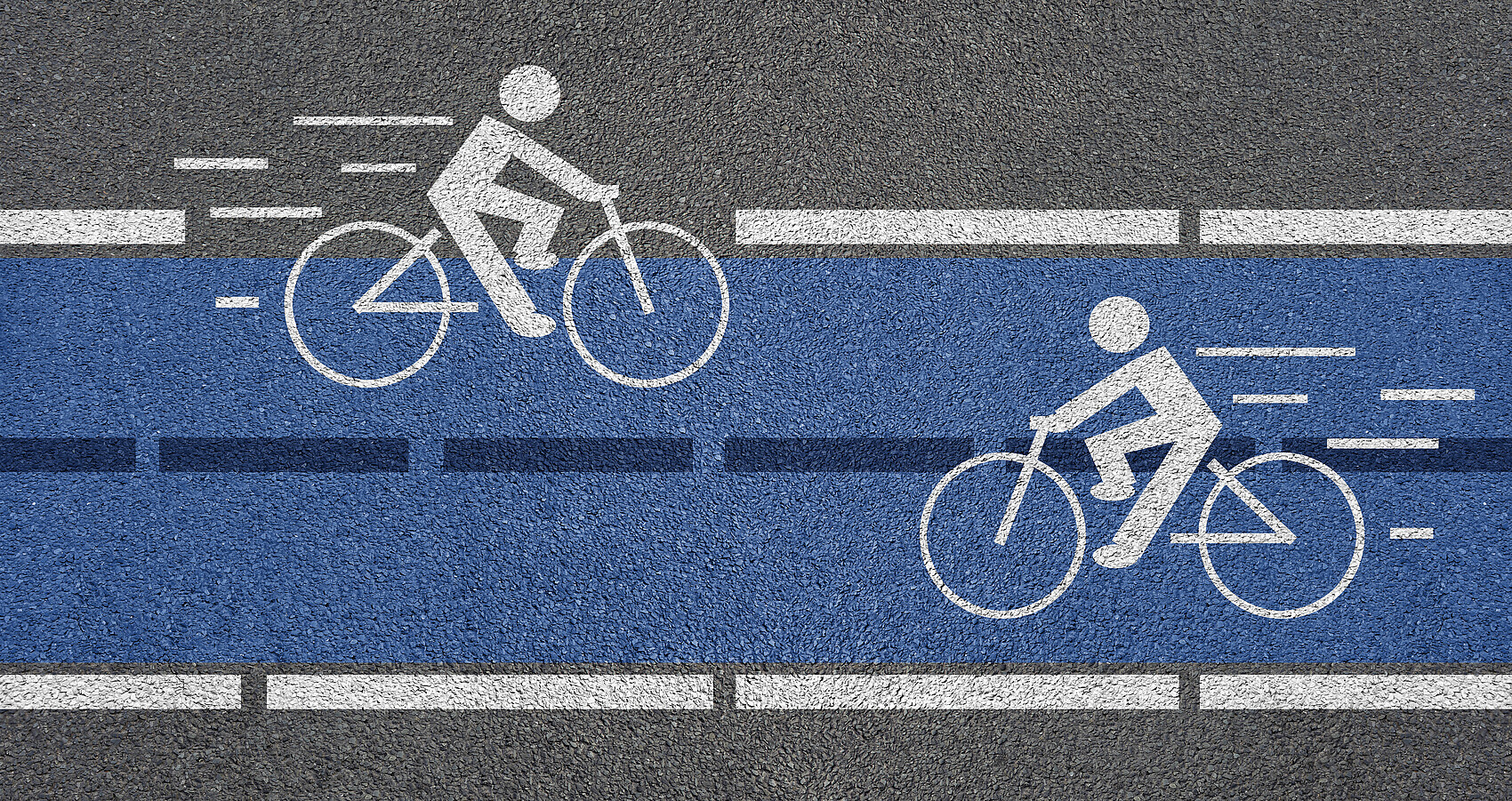 Zwei Fahrräder begegnen sich auf einem Radweg