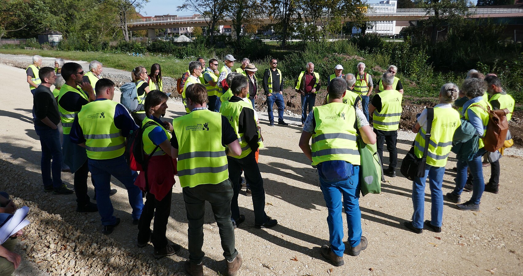 Eine Gruppe Menschen in Warnwesten auf dem Gelände der Landesgartenschau in Ellwangen
