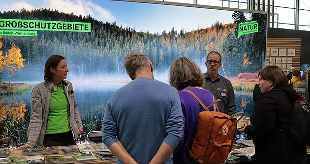 Das Foto zeigt einen Stand des Biosphärengebiet Schwäbische Alb auf der CMT. Mehrere Menschen informieren sich am Stand