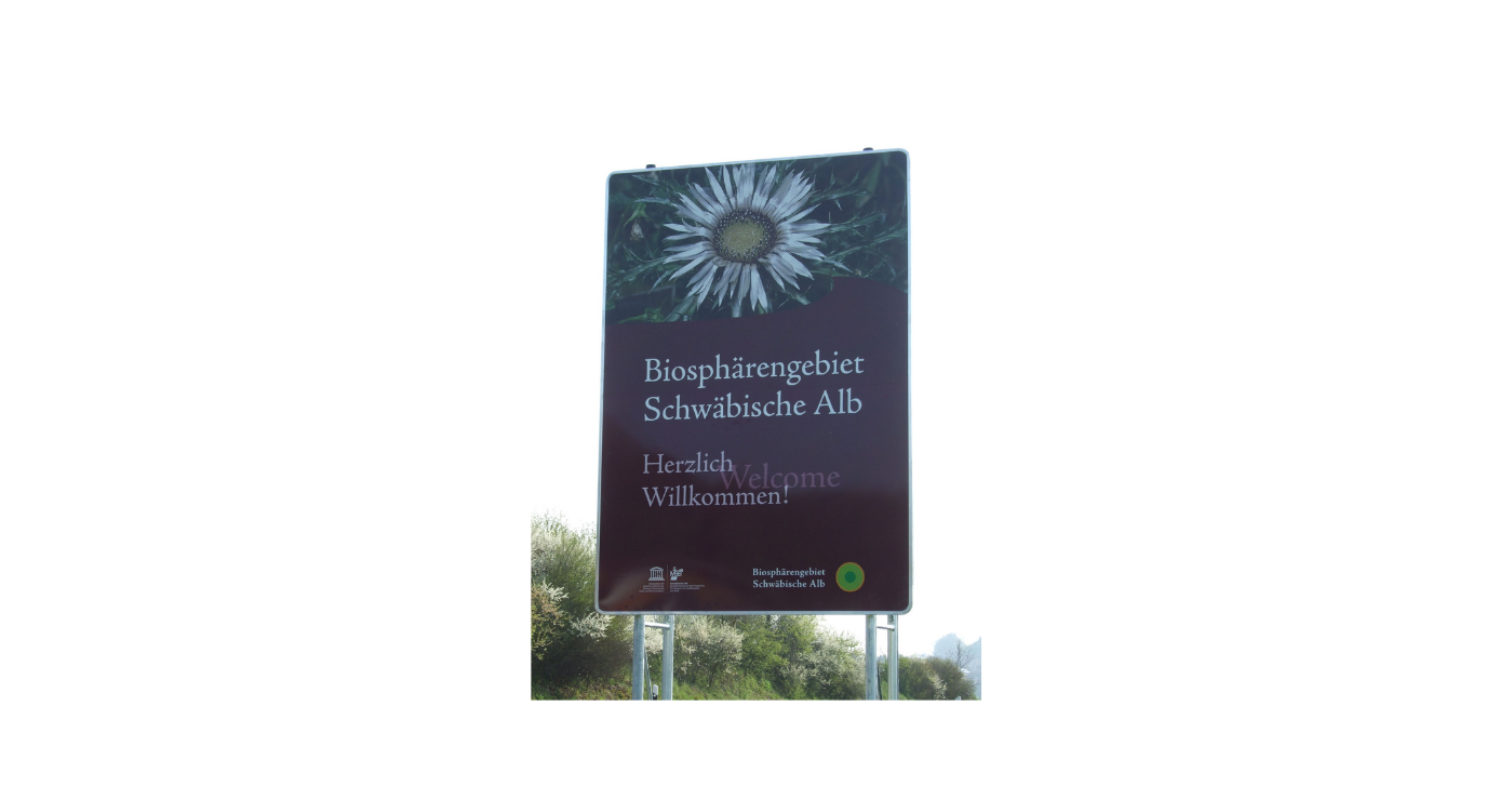 Blick auf das Begrüßungsschild Biosphärengebiet Offenhausen