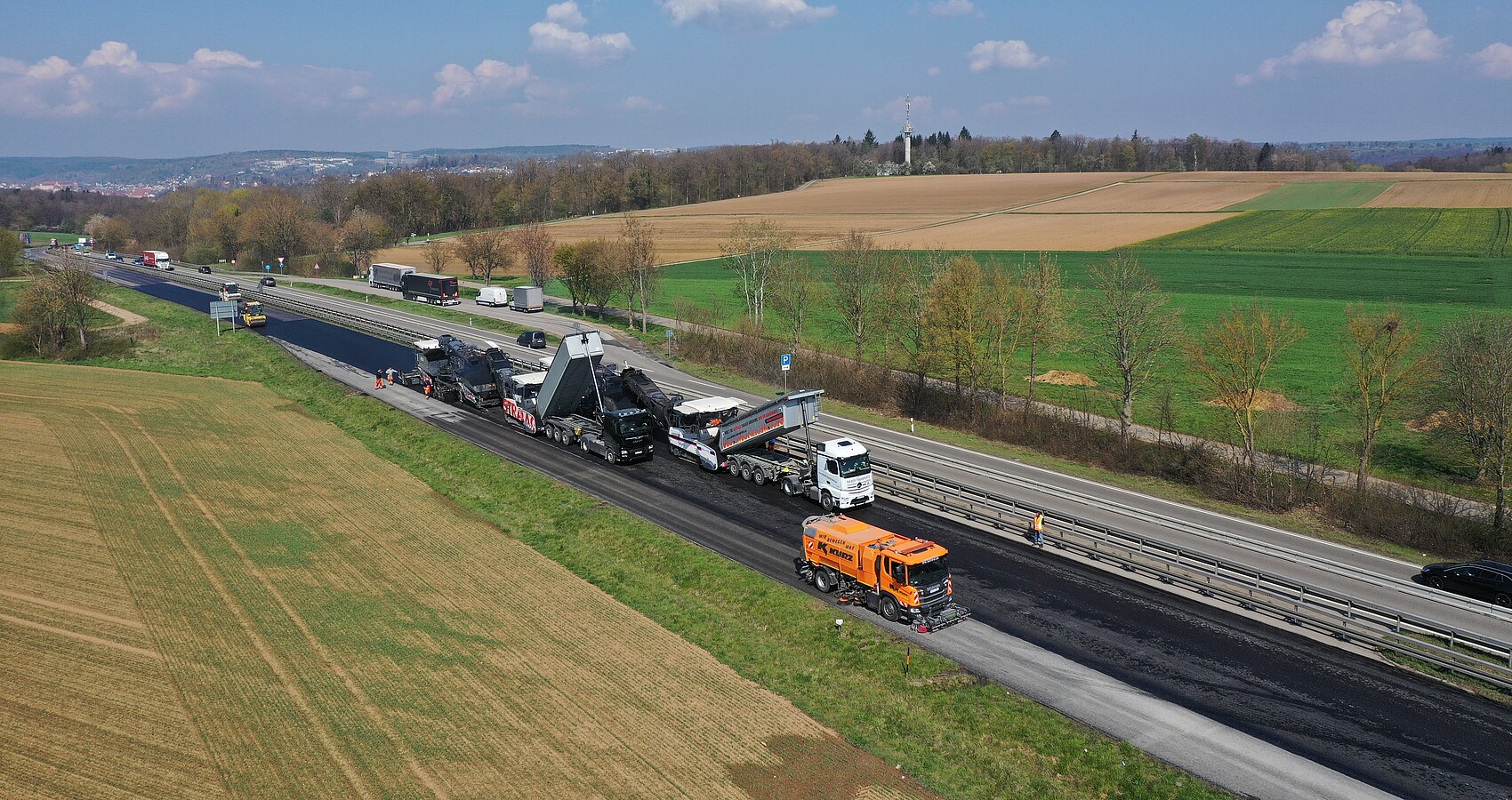 Blick auf einen Einbauzug fuer Kompaktasphalt bei Fahrbahndeckenerneuerung zwischen Tübingen und Reutlingen 