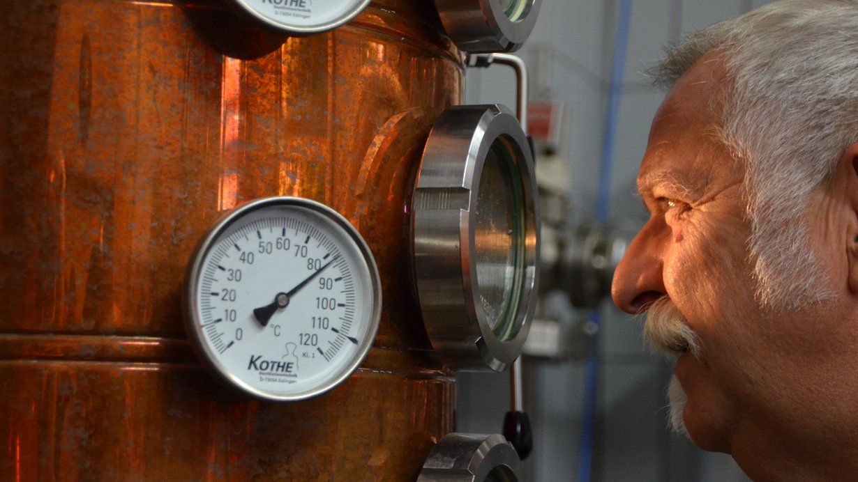 Mann, der den Brennvorgang, der in einer Brennblase abläuft, beobachtet