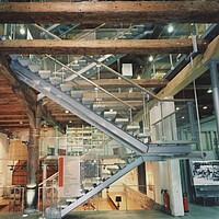 Offener Treppenaufgang mit Fachwerkbalken in der Stadtbücherei Überlingen