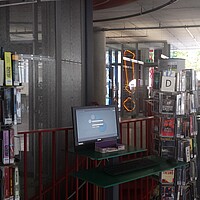 Infopoint an der Wendeltreppe der Zentralbibliothek Ulm mit PC und Nachschlagewerken