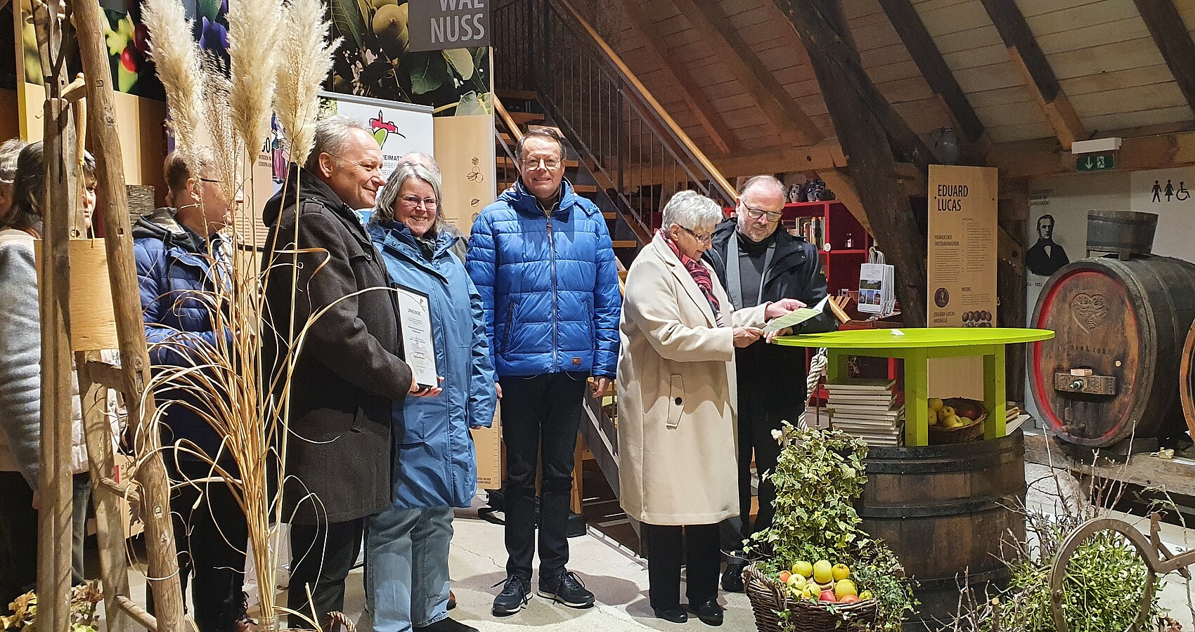 Das Foto zeigt Herrn Regierungspräsident Klaus Tappeser und andere bei der Preisverleihung des Museumswettebewerb 2024 im Obstbaumuseum Glems