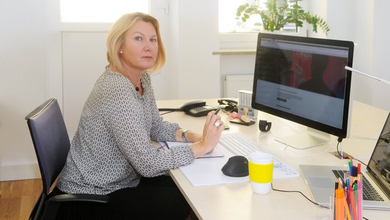 Schulleiterin an ihrem Schreibtisch