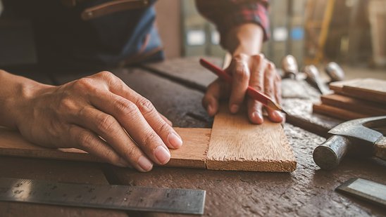 Ein Handwerker beim Ausmessen