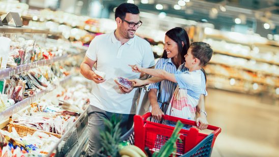 Familie beim einkaufen im Supermarkt