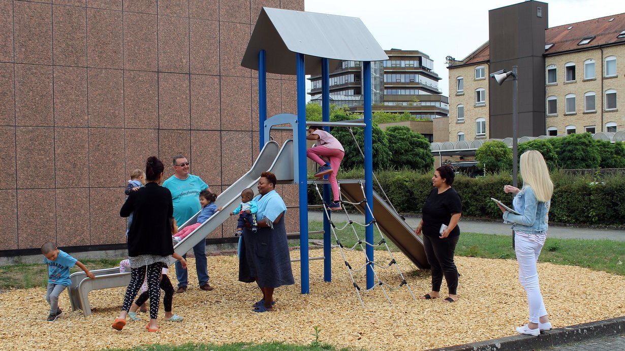 Leben in der Erstaufnahmeeinrichtung - Mitarbeiter des Ref. 94 im Gespräch mit den Bewohnern