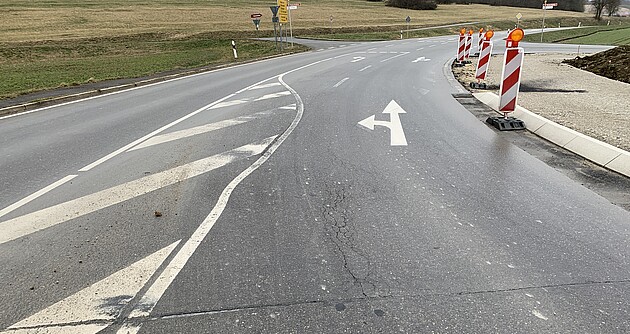 Das Foto zeigt den Rad- und Wirtschaftsweges entlang der L 230 von Sonnenbühl-Genkingen bis zur Zufahrt zum Schloss Lichtenstein 