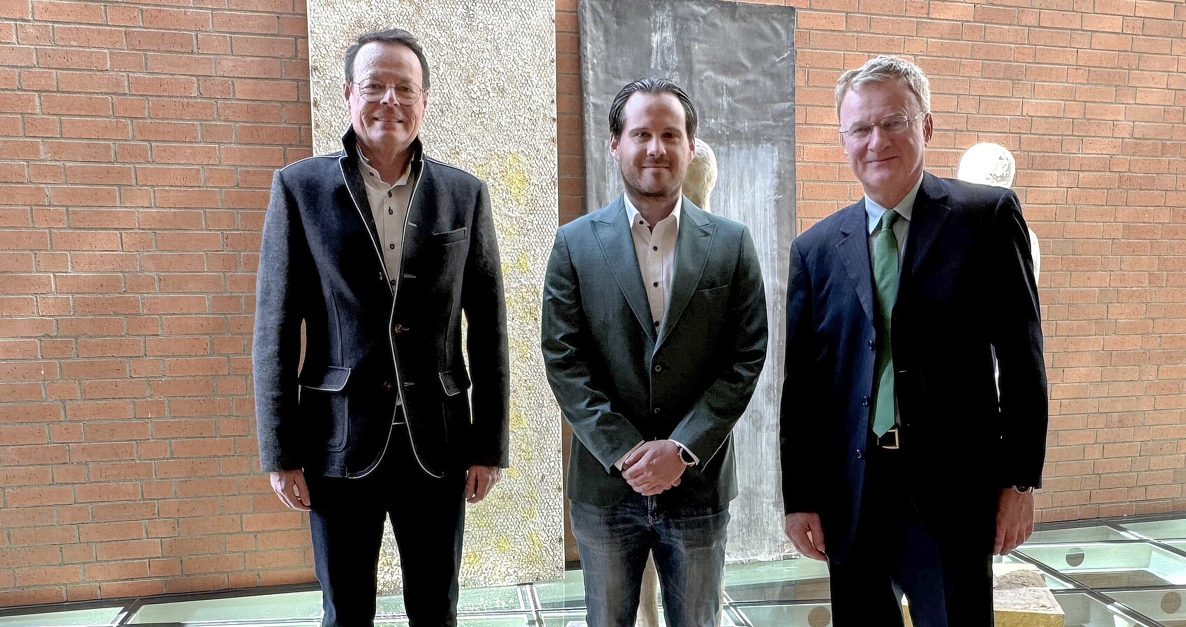 Das Foto zeigt Regierungspräsident Klaus Tappeser, Christopher Siegel, Regierungsvizepräsident Dr. Utz Remlinger im Foyer des RP Tübingen