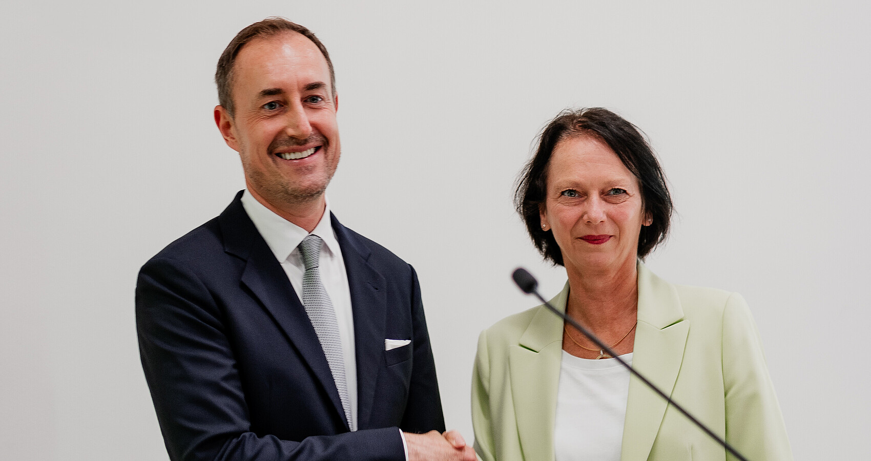 Vereidigung und Verpflichtung von Landrat Markus Möller (links) durch Regierungspräsidentin Susanne Bay