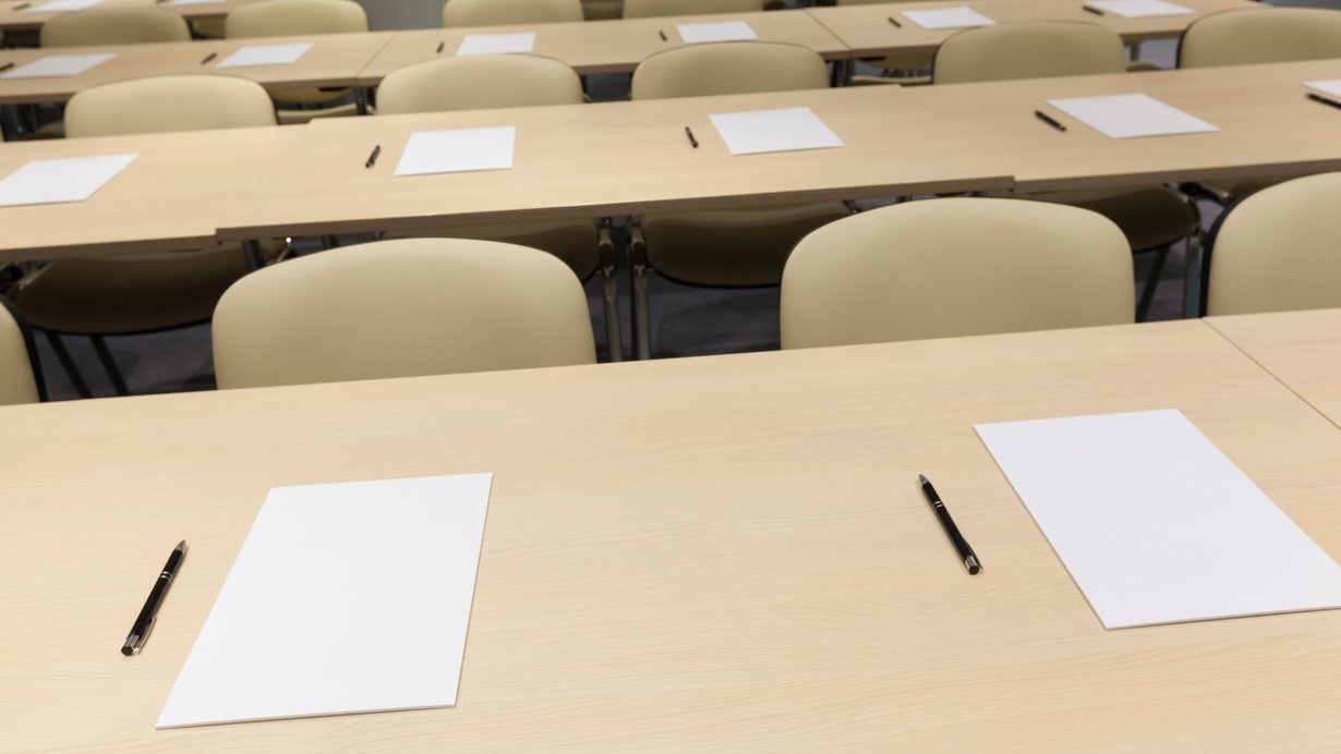 Bild zeigt einen leeren, für ein Examen vorbereiteter Kursraum