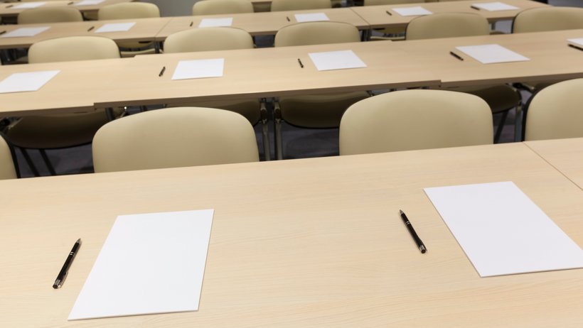 Bild zeigt einen leeren, für ein Examen vorbereiteter Kursraum