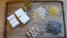 Zutaten: Pflanzenfett (z.B. Kokosfett) oder Rindertalg, Rapsöl, Körner (z. B. Sonnenblumenkerne, Erdnusskerne, Haferflocken, Hirse), Naturschnur, Topf, Silikonförmchen, Blumentopf, Stock