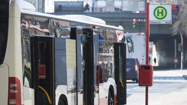 Bus an einer Bushaltestelle
