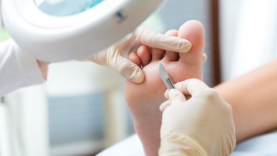 Podologin bei der Arbeit