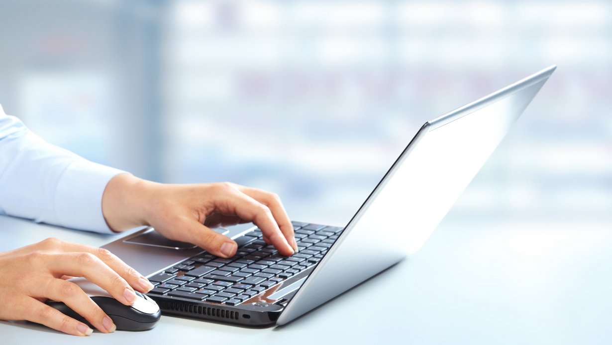 Hände auf einer Laptoptastatur